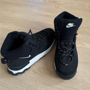 Nike Black and White Outdoor Boots